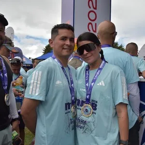 Corredora avanza durante la carrera de 21K en Bogotá.