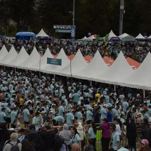 Atleta recorre las calles de Bogotá durante los 21K.