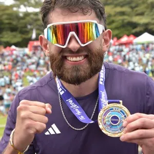 Corredor participa en la jornada de 21K de la Media Maratón.