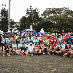 Corredoras corren durante los 10K en Bogotá.