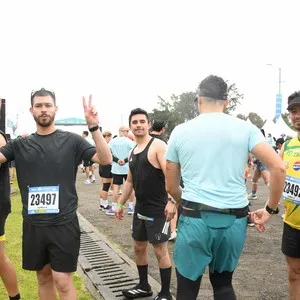 Corredores disfrutan la carrera de 10 kilómetros.