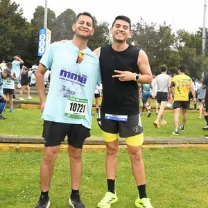 Atletas avanzan juntos durante la competencia de 10K.