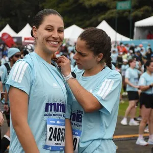 Grupo de corredores participa en la carrera de 10K.