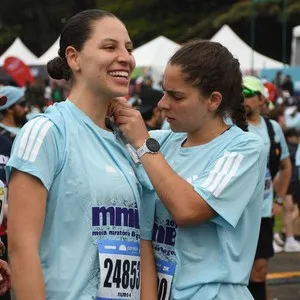 Runners avanzan por las calles de Bogotá durante los 10K.
