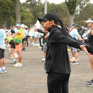 Atletas completan parte del circuito de 10K de la carrera.