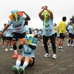 Participantes recorren Bogotá durante los 10 kilómetros.