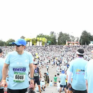 Corredoras disfrutan el trazado de 10 kilómetros.