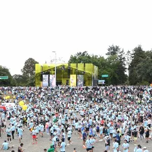 Grupo de atletas completa kilómetros durante los 10K.