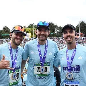 Runners corren por Bogotá durante la carrera de 10K.