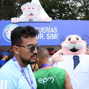 Participantes avanzan juntos por el recorrido de 10K.
