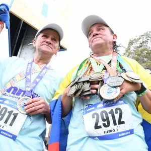 Corredora avanza durante la carrera de 10K en Bogotá.