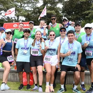 Atleta recorre las calles de Bogotá durante los 10K.