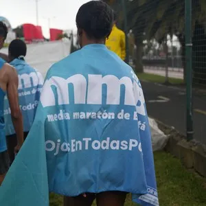 Atletas se preparan para comenzar la carrera en Bogotá.