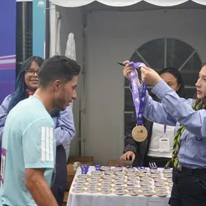 Corredoras esperan la señal de salida de la competencia.