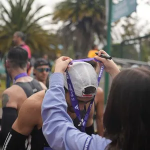 Grupo de corredores se prepara en la zona de salida.