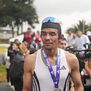 Grupo de atletas espera el inicio de la carrera en Bogotá.