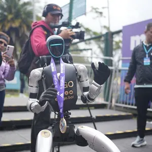 Participantes se reúnen antes de comenzar la competencia.