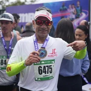 Grupo de corredores espera la señal de inicio de la carrera.