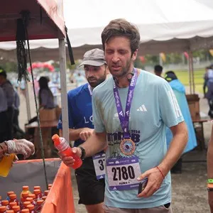 Runners se concentran antes de recorrer Bogotá.