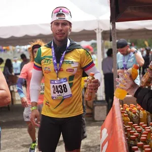 Atletas se preparan para participar en la Media Maratón.