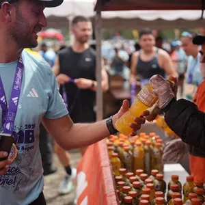 Participantes esperan el comienzo de los 10K.