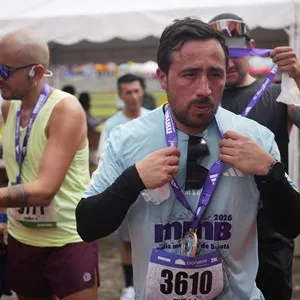 Atletas avanzan hacia la meta de la Media Maratón.