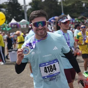 Corredoras completan la recta final de la carrera.