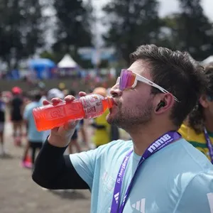 Runners avanzan hacia la meta durante los 21K.