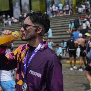 Corredores se aproximan a la zona de llegada.