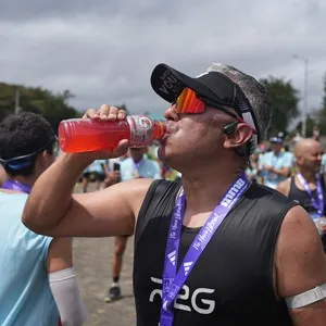 Atletas avanzan hacia la meta de los 10K.
