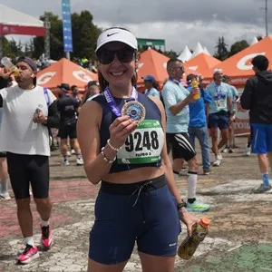 Grupo de corredores se acerca a la línea de llegada.