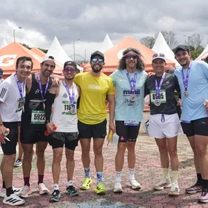 Atletas completan los últimos kilómetros de la competencia.