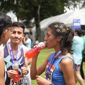 Corredoras se acercan a la meta durante la carrera.