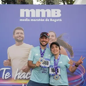 Grupo de atletas avanza por la recta final.