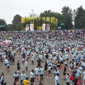 Participantes se aproximan a la llegada de la carrera.