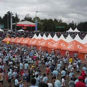 Corredores recorren los últimos metros del circuito urbano.