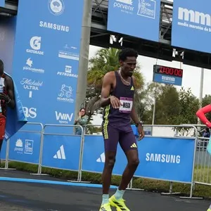 Atletas cruzan la meta de la Media Maratón de Bogotá.