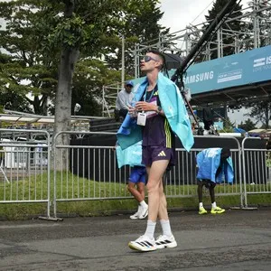 Participantes completan la carrera en la zona de meta.