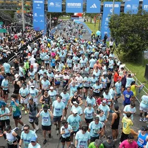 Corredores completan los 21K y celebran en Bogotá.