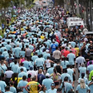 Participantes cruzan la meta después de recorrer la ciudad.