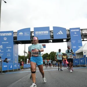 Runners completan el recorrido y llegan a la zona de meta.