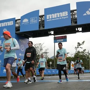 Grupo de atletas celebra al completar el recorrido.