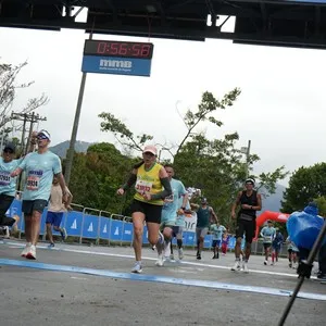 Runners cruzan la meta después de los 21K.