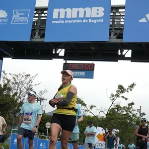 Participantes terminan los 10K y celebran en Bogotá.