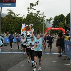 Corredores completan la carrera en la zona de llegada.