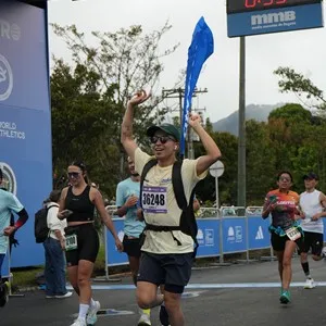 Corredores celebran su participación en la Media Maratón de Bogotá.