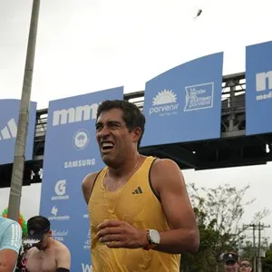 Atletas muestran alegría después de completar la carrera.