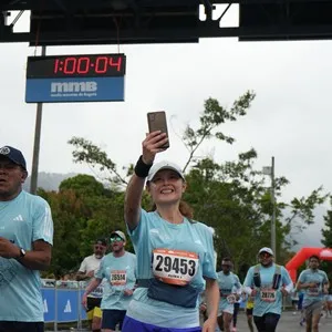 Corredoras celebran después de terminar los 21K.