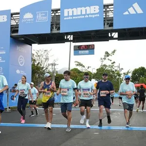 Runners comparten la alegría de completar el recorrido.