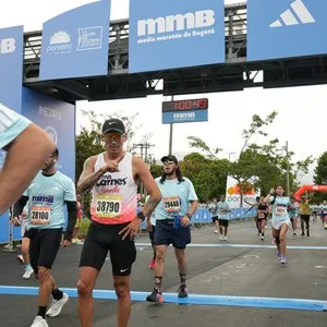 Atletas festejan su llegada después de la carrera.